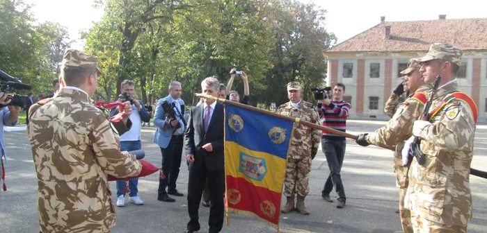 Ministrul Duşa în timpul ceremoniei