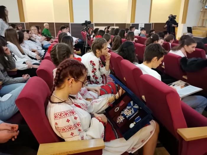 Elevii au putut observa mai multe obiecte care aparțin familiei regale, aduse pentru întâlnire