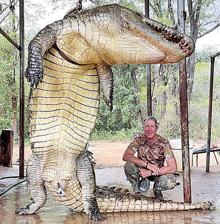 Vânătorul Garett Wales a împuşcat reptila de 450 de kg