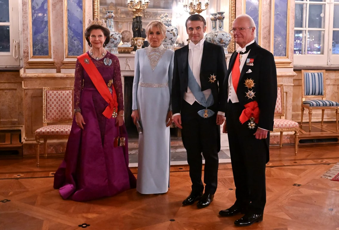 Regina Silvia, Brigitte Macron, Emmanuel Macron și Regele Carl Gustaf, la banchetul regal de la Palatul regal din Stockholm. FOTO: Profimedia