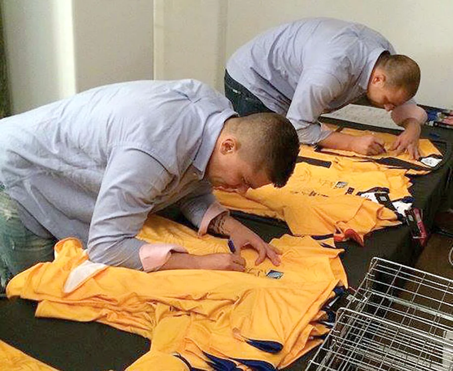 Jucătorii noştri au dat autografe pe tricouri în AngliaFoto: Facebook