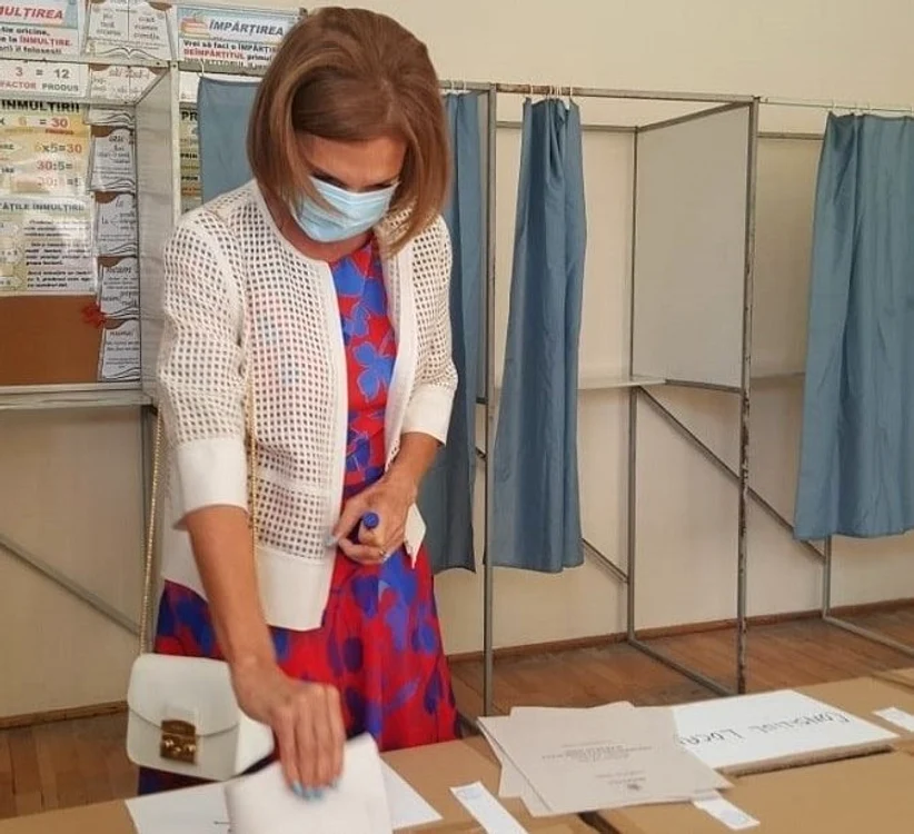 Carmen Iohannis a purtat o rochiță veselă și extrem de finuță