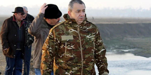prefect florin sinescu fantanele camuflaj. foto
