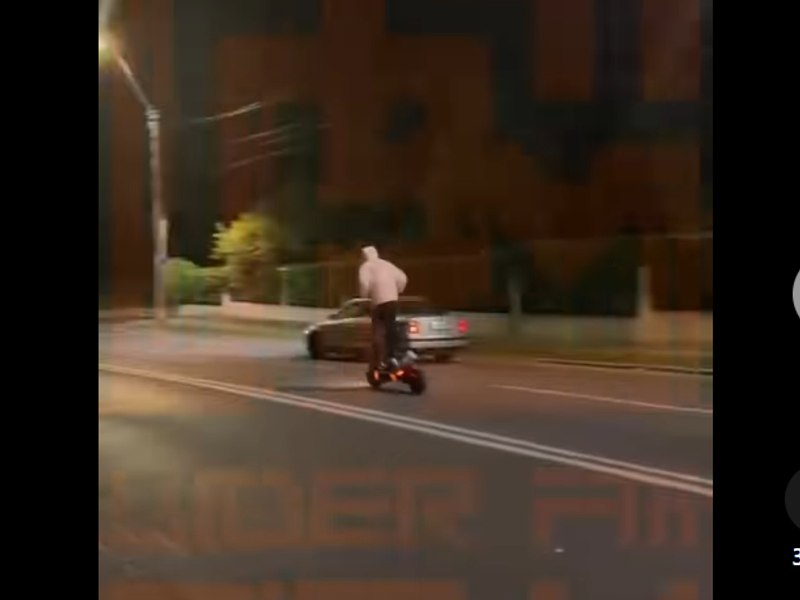 Imagini virale cu un vitezoman pe trotinetă care fentează un echipaj de poliție 
