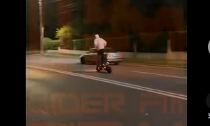 tanar pe trotineta urmarit de politie  FOTO captura video Pro Lider FM png