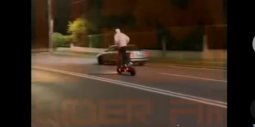 tanar pe trotineta urmarit de politie  FOTO captura video Pro Lider FM png