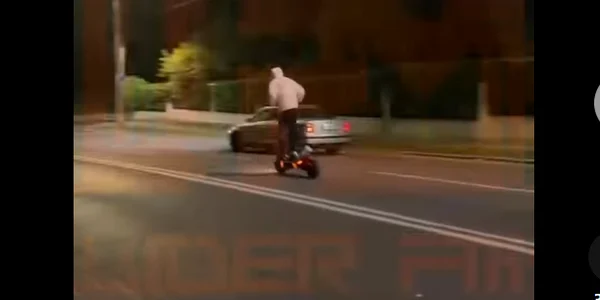 tanar pe trotineta urmarit de politie  FOTO captura video Pro Lider FM png