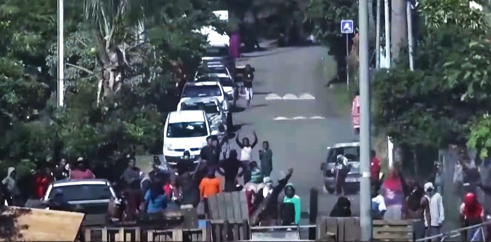 Peste o sută de turişti au fost evacuaţi din Noua Caledonie. Cei patru români nu se află printre ei