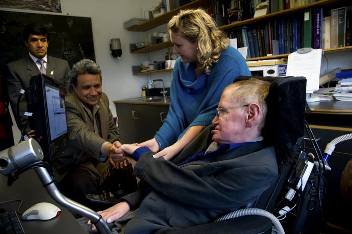 Fizicianul Stephen Hawking, imobilizat într-un scaun cu rotile