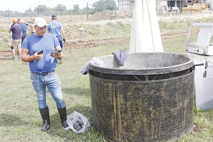 Acesta e marele ceaun de  2 tone în care se va prepara  mâncarea vânătorească