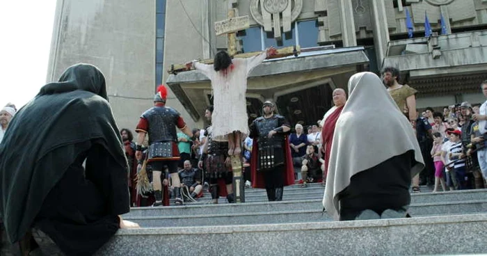 Actorii au intrat în pielea personajelor biblice. Foto: Glasul Hunedoarei.