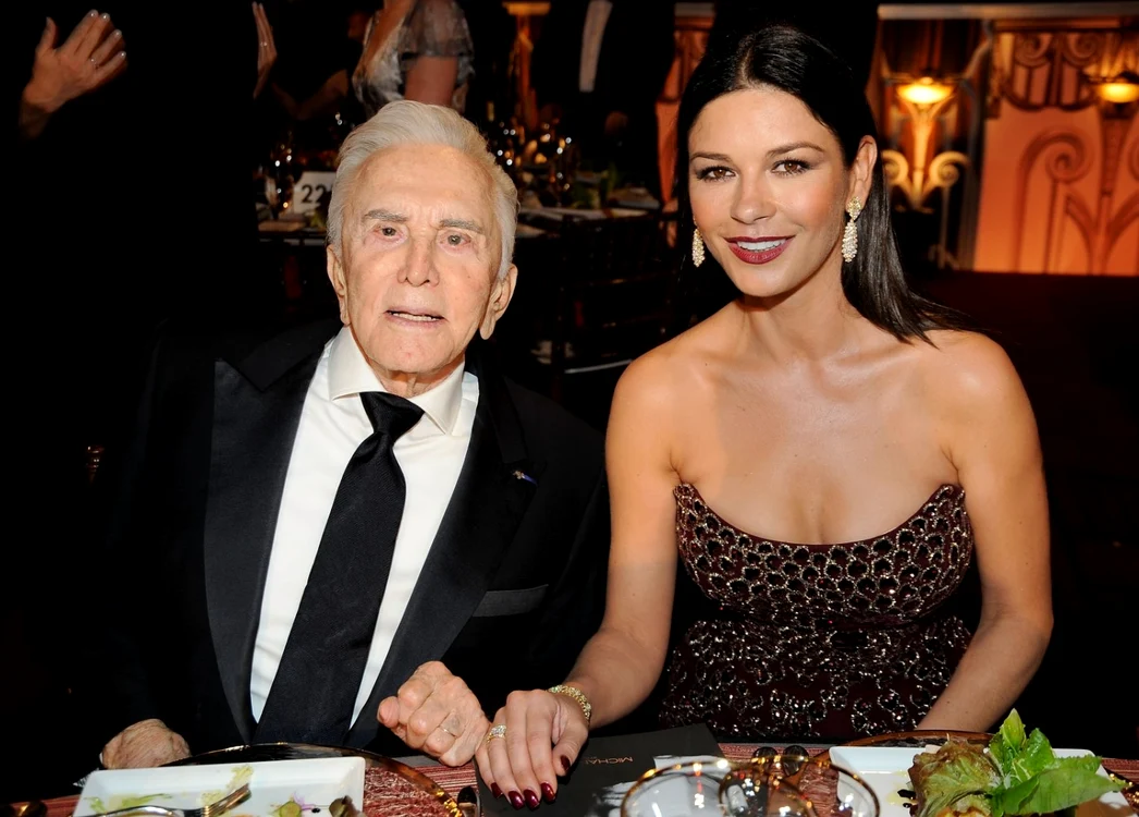 Catherine-Zeta Jones şi Kirk Douglas au fost extrem de apropiaţi FOTO Guliver/Getty Images