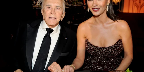 catherine zeta jones kirk douglas foto getty images