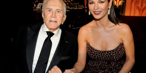 catherine zeta jones kirk douglas foto getty images