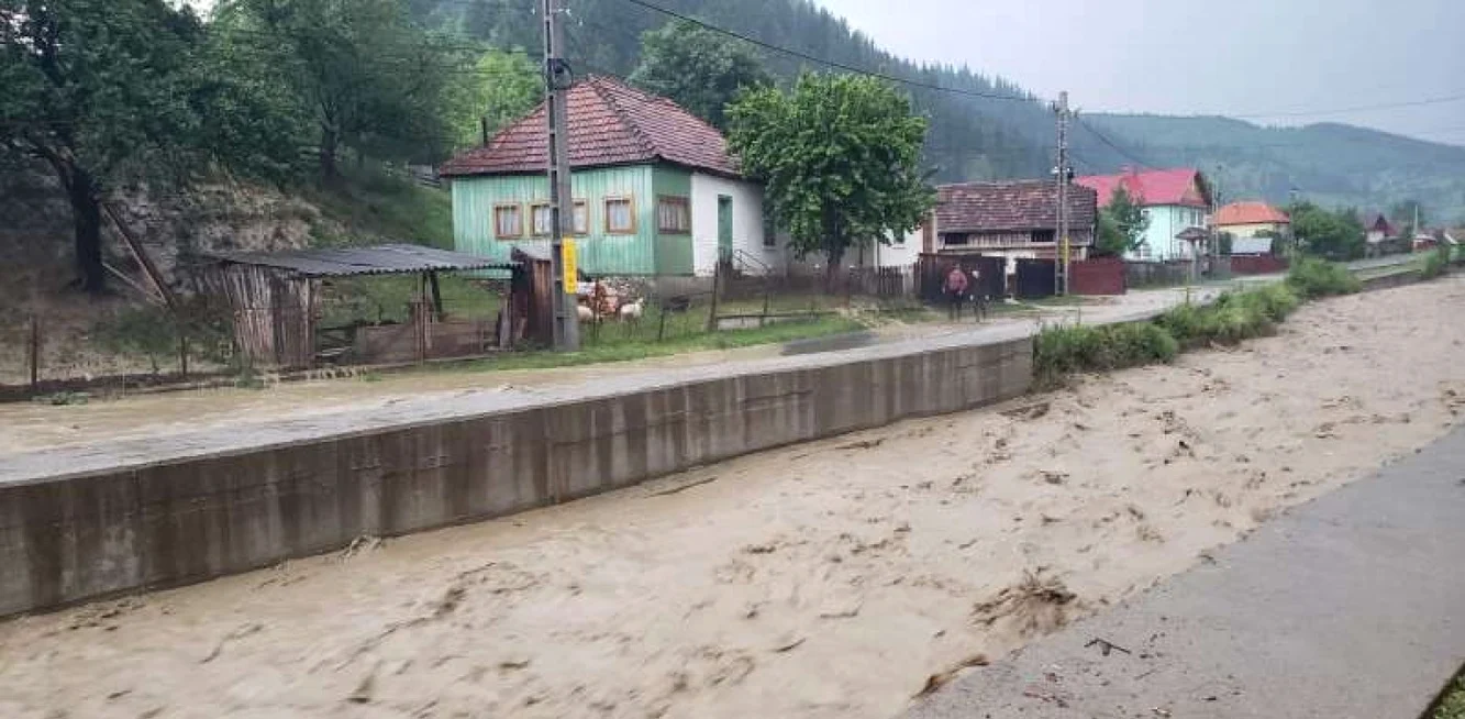 Micile râuri pot căpăta dimensiuni înspăimântătoare din cauza ploilor. FOTO ISU Bacău