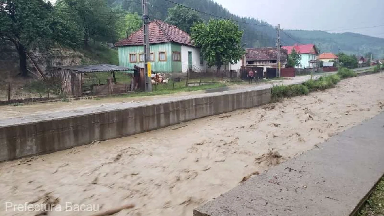 Micile râuri au căpătat dimensiuni înspăimântătoare din cauza ploilor FOTO ISU Bacău
