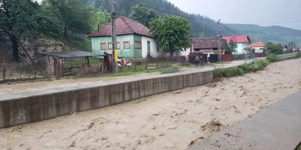 Micile râuri au căpătat dimensiuni înspăimântătoare din cauza ploilor FOTO ISU Bacău