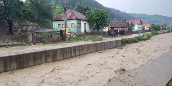 Micile râuri au căpătat dimensiuni înspăimântătoare din cauza ploilor FOTO ISU Bacău