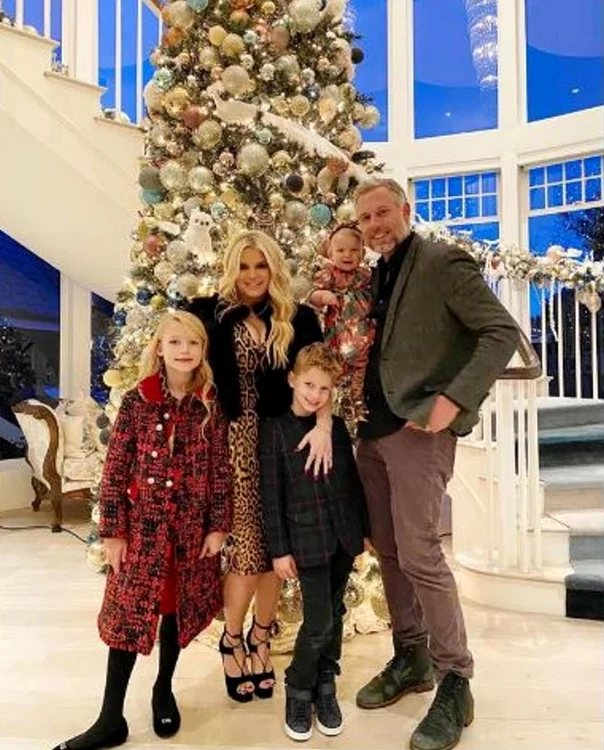 Jessica Simpson, 39 de ani,  şi soţul Eric Johnson au stat  cu Birdie (9 luni), Ace (6 ani) şi  Maxwell (7 ani), acasă, lângă brad