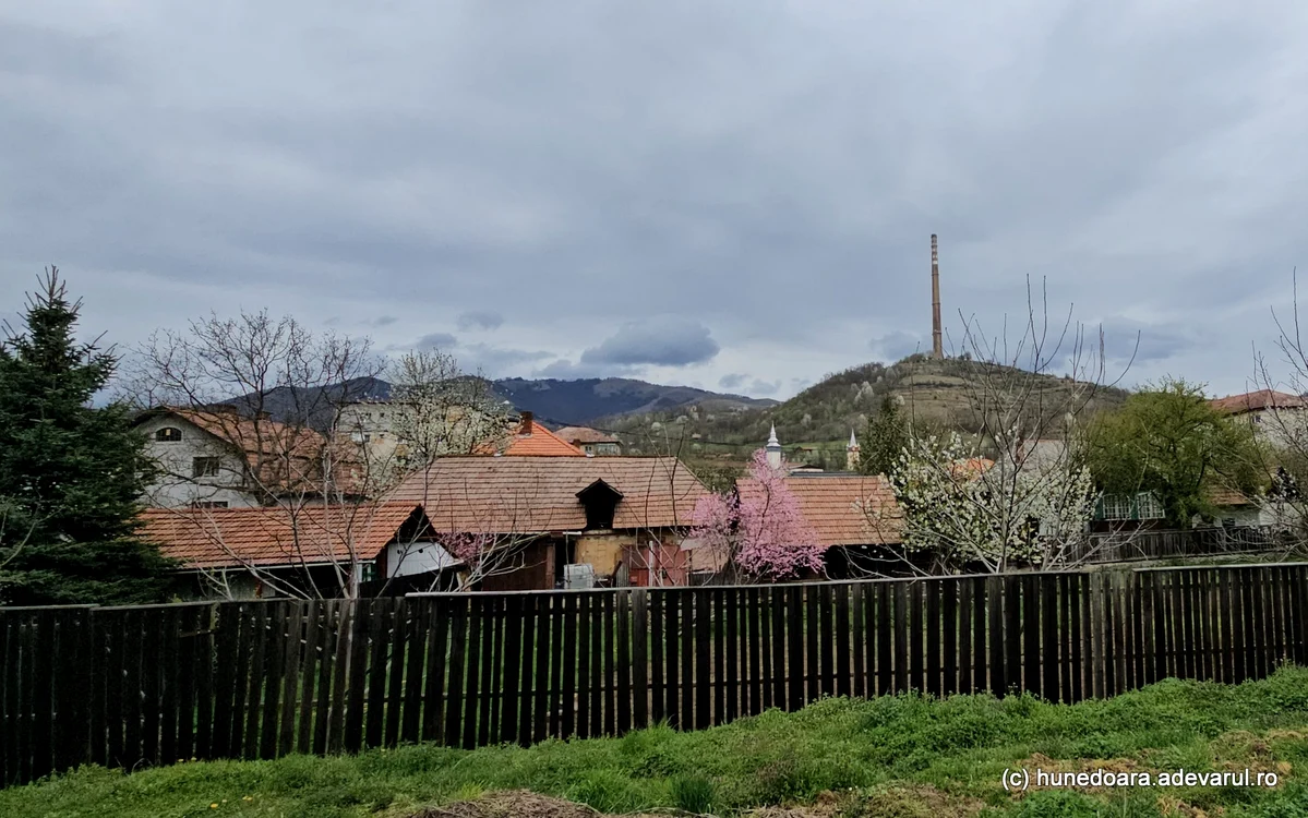 Tuenul din Zlatna se înalță deasupra orașului. Foto: Daniel Guță. ADEVĂRUL
