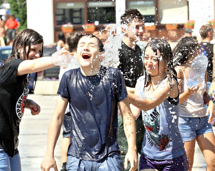 Peste 50 de adolescenţi au încins o bătaie cu apă în centrul Iaşiului. Distracţia tinerilor a durat mai bine de o oră