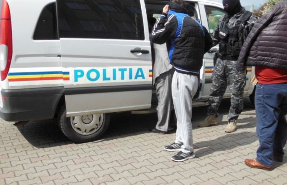Bătrân înșelat prin metoda Acoperișul. Câteva țigle pentru casă, cumpărate cu 5.000 de lei