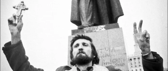 Preotul Sorin Greavu cerând demolarea statuia liderului rus FOTO Dinu Lazăr