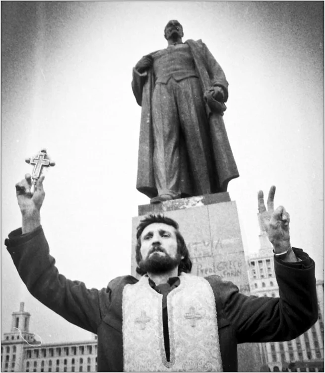 Preotul Sorin Greavu cerând demolarea statuia liderului rus FOTO Dinu Lazăr