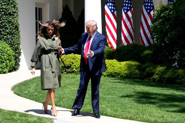 Melania Trump a purtat un trenci Victoria Beckham și pantofi Manolo Blahnik