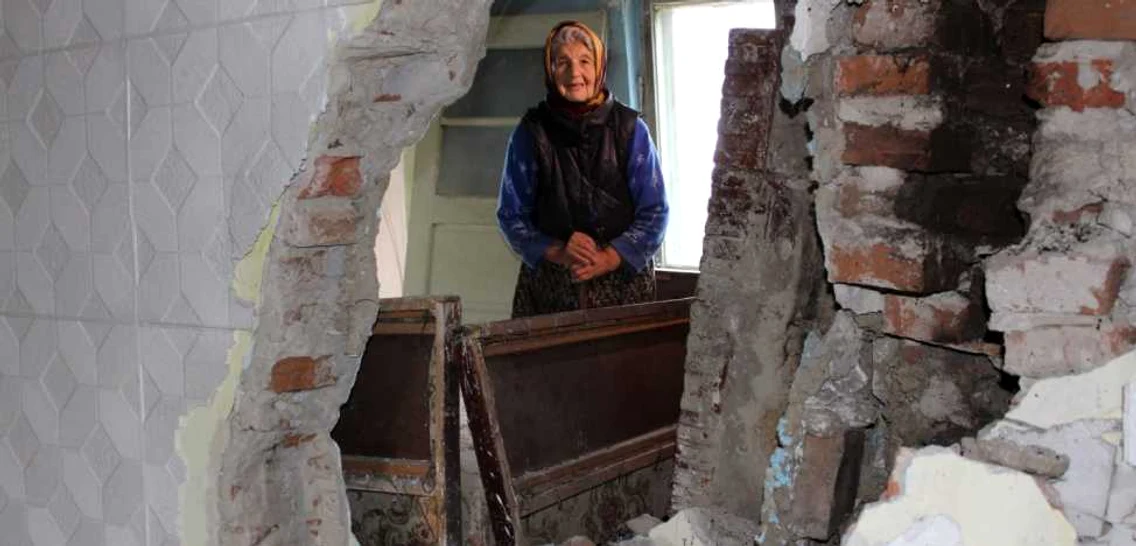 Vasilica Văduva bătrâna sinistrată din Goleşti - Vâlcea în ruinele casei distrusă de alunecările de teren din primăvară Foto Nicoleta Ene
