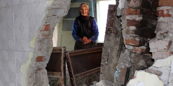 Vasilica Văduva bătrâna sinistrată din Goleşti - Vâlcea în ruinele casei distrusă de alunecările de teren din primăvară Foto Nicoleta Ene