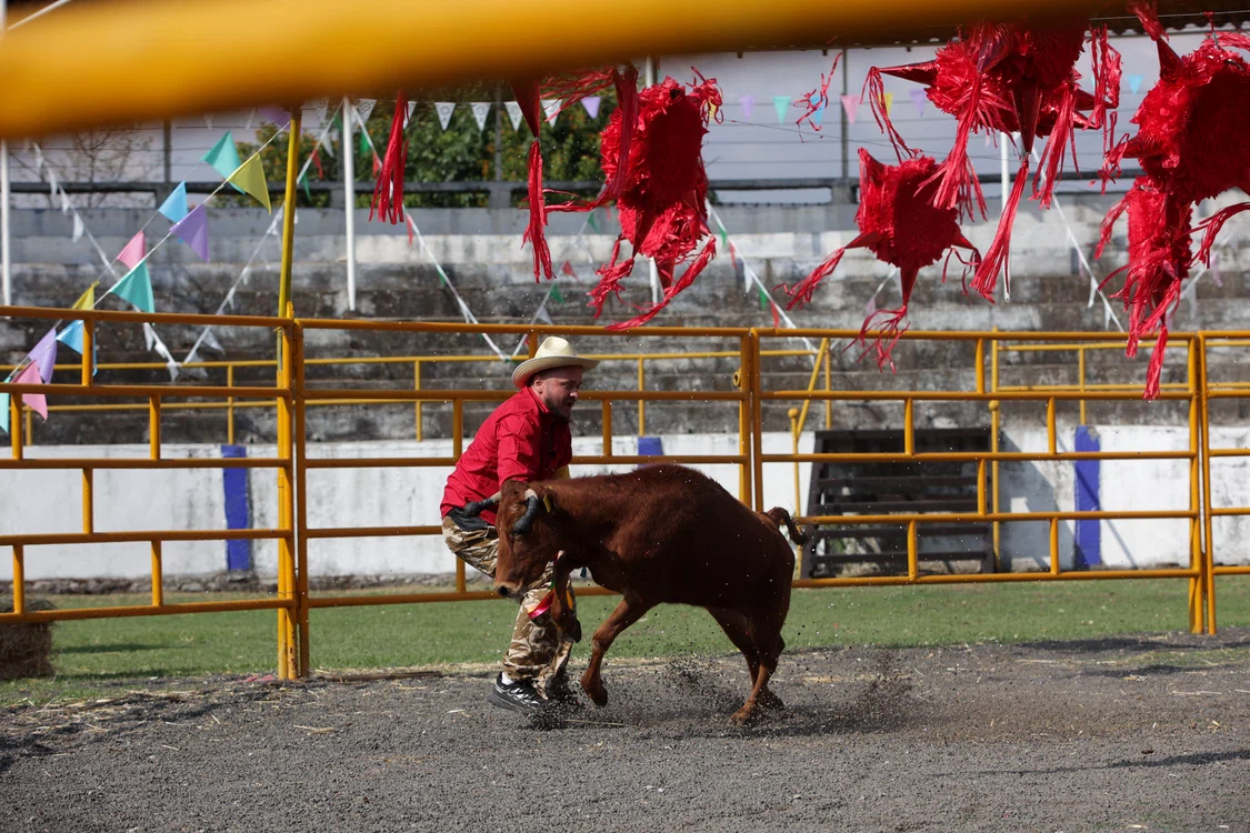 Concurenții cu un taur, în arenă