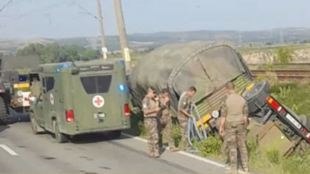 Un camion NATO a ajuns în șanț, aproape de Onești VIDEO