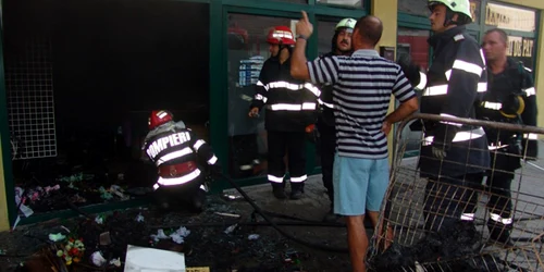 Pompierii au stins focul. FOTO: Redeşteptarea