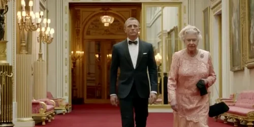 Regina Elisabeta si James Bond