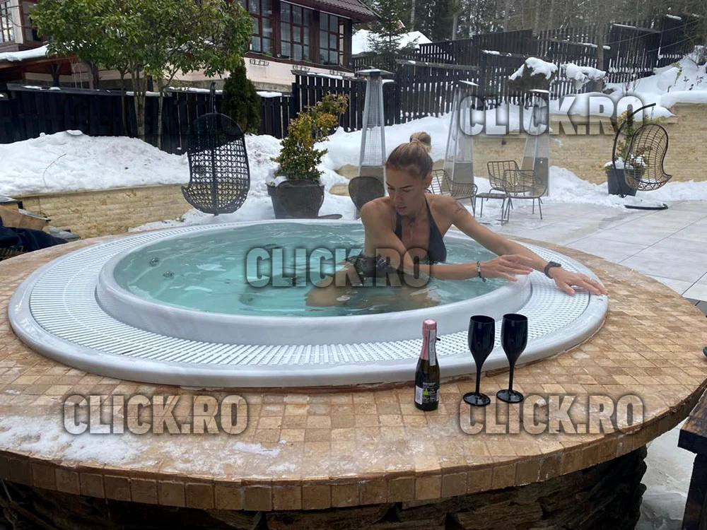 Roxana Ciuhulescu s-a răsfățat la piscina exterioară încălzită a hotelului