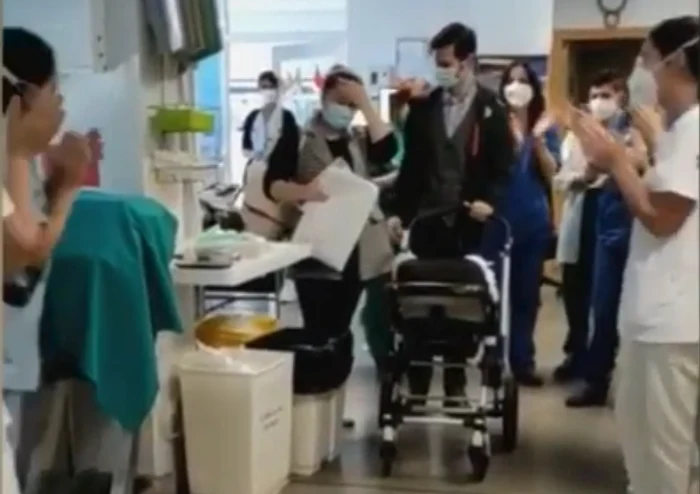 
    Bebelușul a părăsit spitalul din Valencia în uralele personalului medicalfoto: captură YouTube  