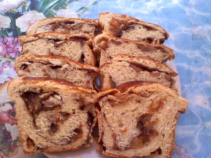 
    Cozonac cu umplutură de dovleac, măr şi scorţişoară   