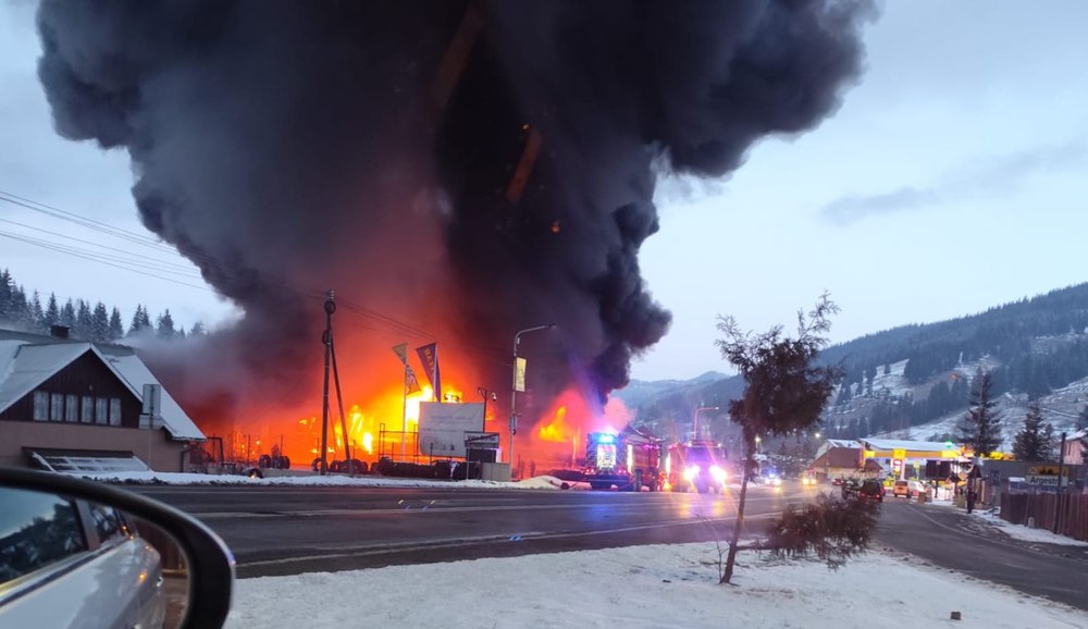 Incendiu devastator la un depozit de cauciucuri din Vatra Dornei. Populația a primit mesaje Ro-Alert