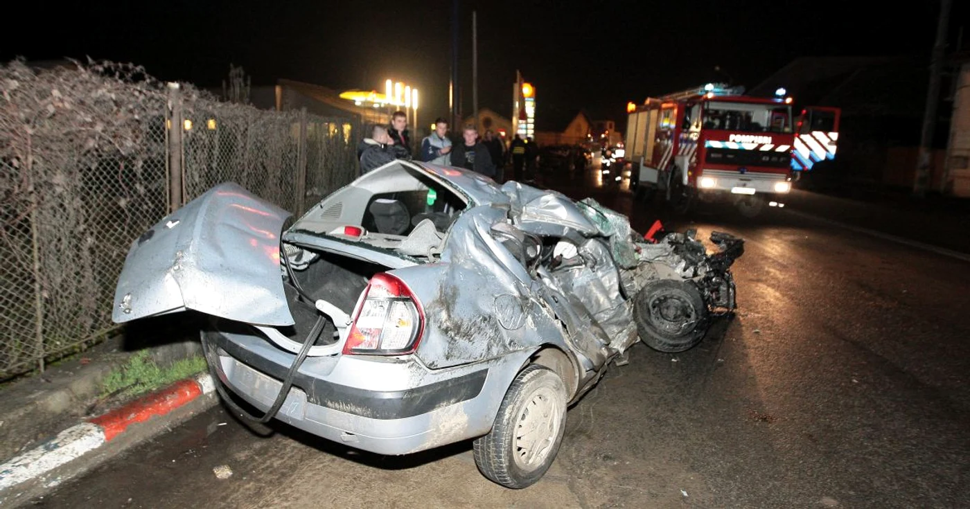În urma impactului, maşina în care se aflau cei doi tineri a fost distrusă total.
