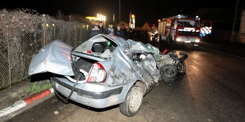 În urma impactului, maşina în care se aflau cei doi tineri a fost distrusă total.