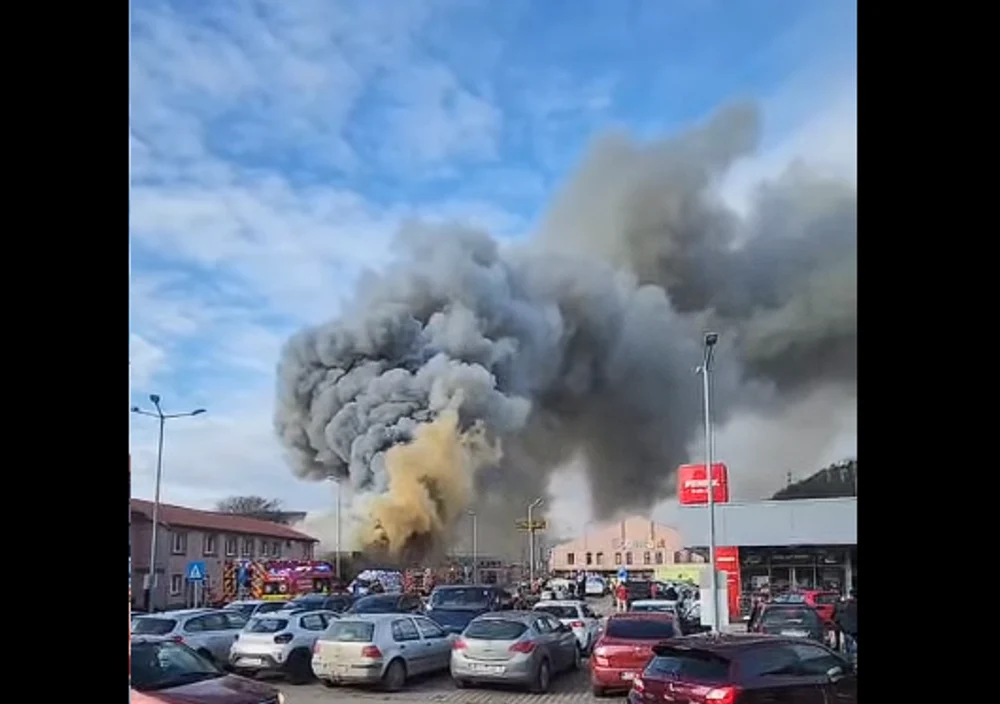 Incendiu violent în Reșița. Flăcările au cuprins un depozit și o parcare. Coloana de fum, vizibilă de la kilometri