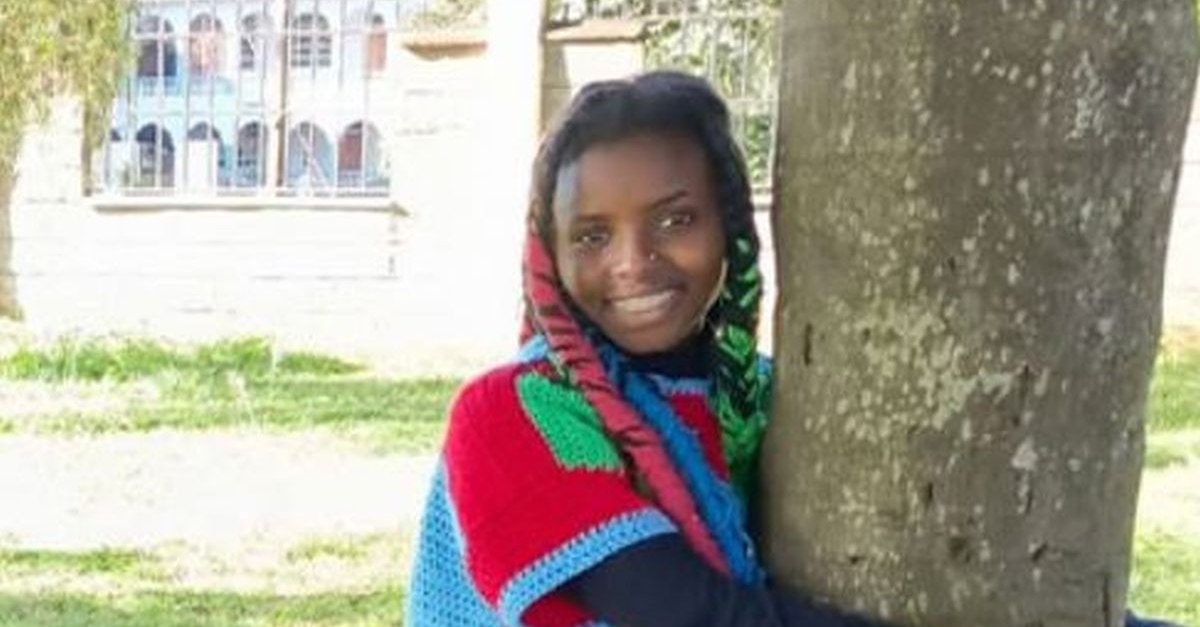 O activistă din Kenya a îmbrățișat un copac timp de 3 zile: „Trebuie să protejăm natura”