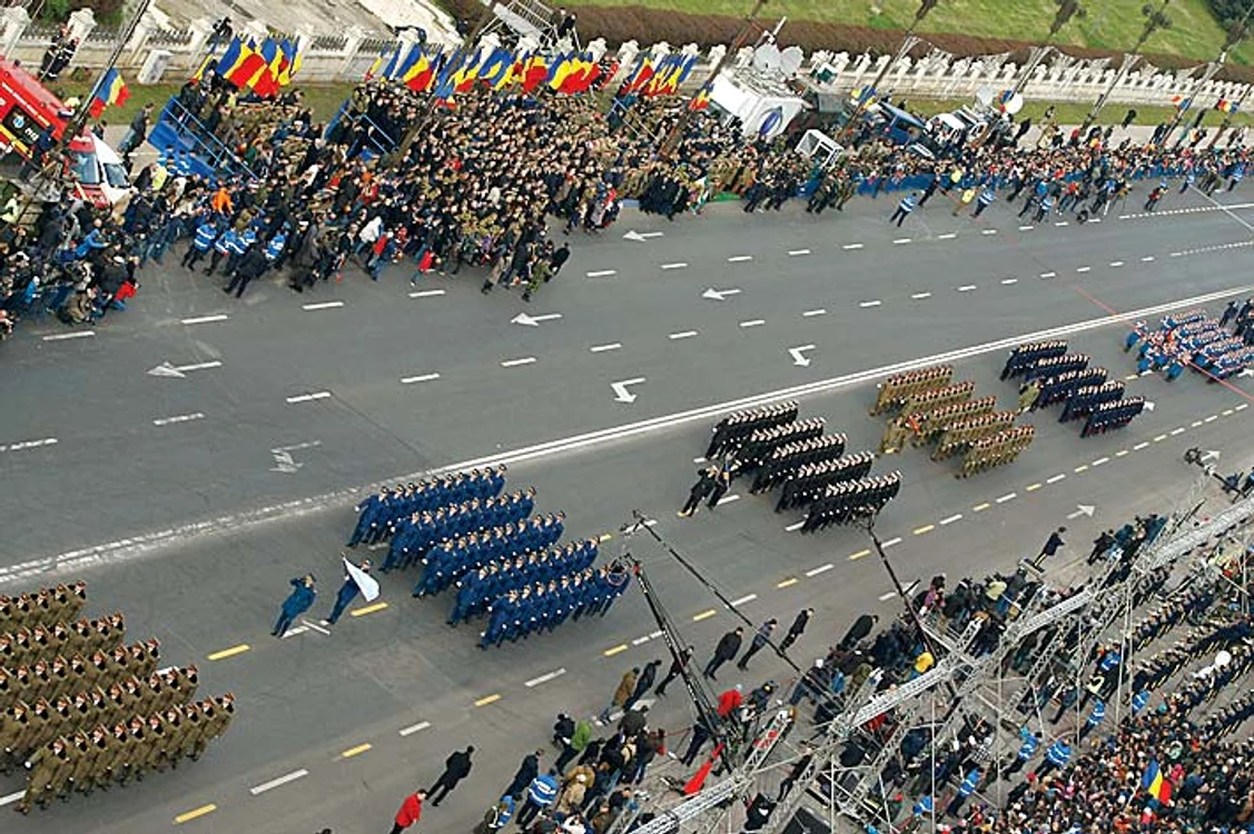 2.600 de militari au defilat ieri în faţa bucureştenilor