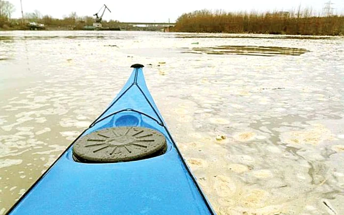100.000 mp ai râului au fost acoperiţi cu o spumă gălbuie