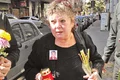 Anca Pandrea a venit cu flori, cu lumânări şi, bineînţeles, cu fotografia lui Iurie Darie în piept  Era vizibil plânsă jpeg