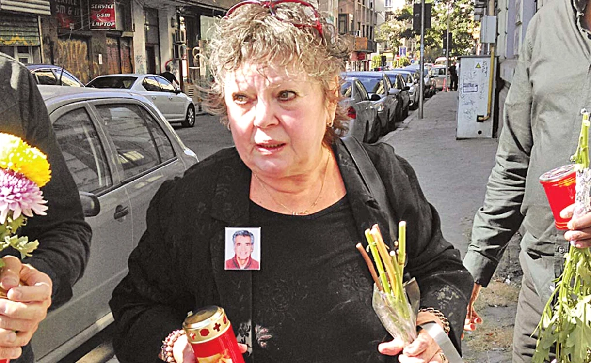 Anca Pandrea a venit cu flori, cu lumânări şi, bineînţeles, cu fotografia lui Iurie Darie în piept. Era vizibil plânsă