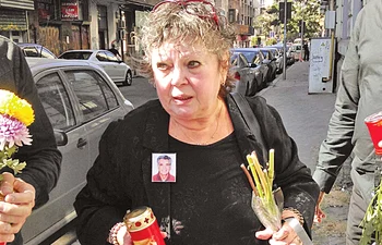 Anca Pandrea a venit cu flori, cu lumânări şi, bineînţeles, cu fotografia lui Iurie Darie în piept  Era vizibil plânsă jpeg