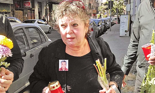 Anca Pandrea a venit cu flori, cu lumânări şi, bineînţeles, cu fotografia lui Iurie Darie în piept Era vizibil plânsă jpeg