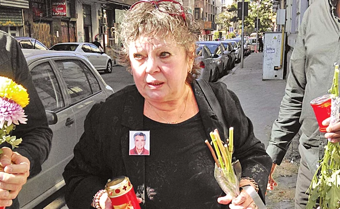 Anca Pandrea a venit cu flori, cu lumânări şi, bineînţeles, cu fotografia lui Iurie Darie în piept. Era vizibil plânsă